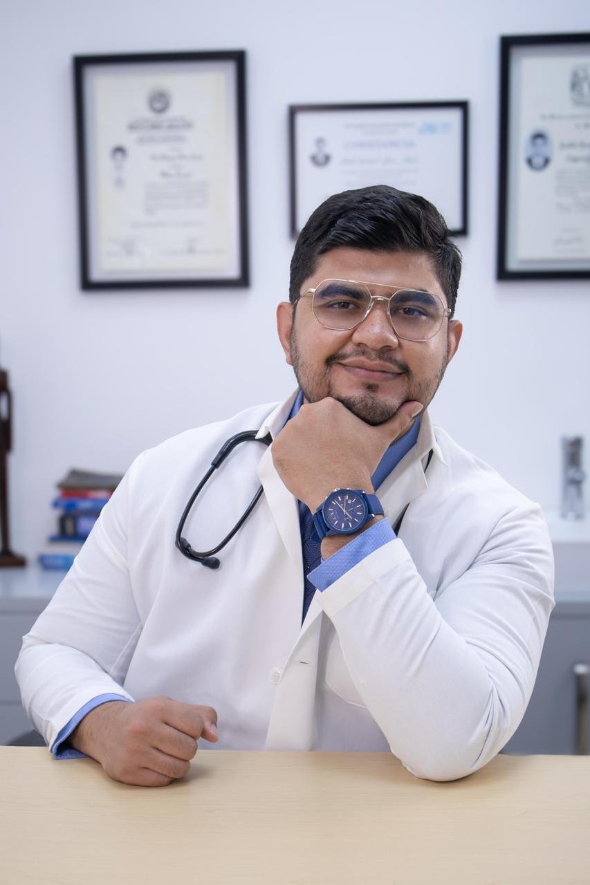 Fotografía profesional del Dr. Eduardo Leyva en la clínica